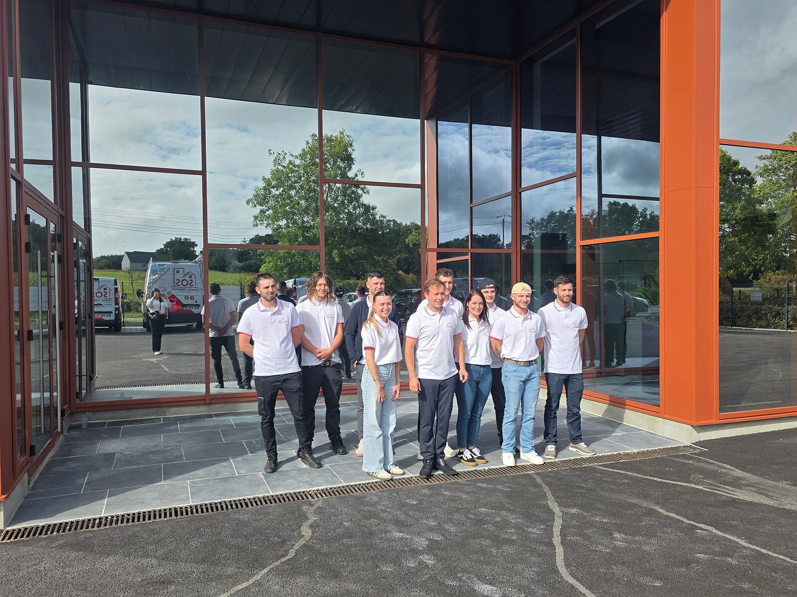L'équipe du Groupe MMB — Miroiterie Menuiserie de Bretagne — réunie dans le Morbihan